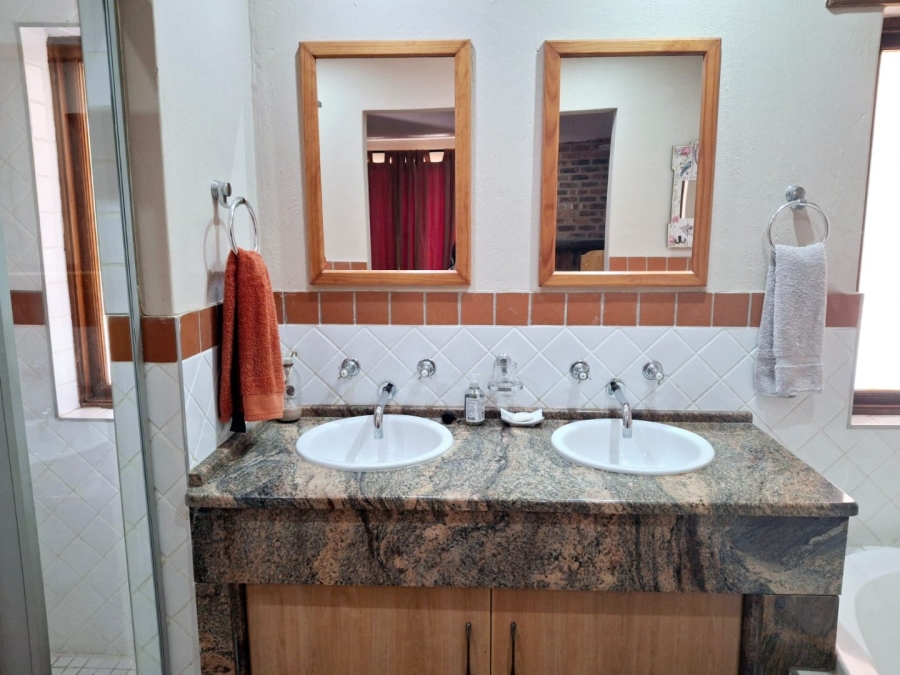 4 Bedroom Property for Sale in Boschenvaal River Front Lodges Free State